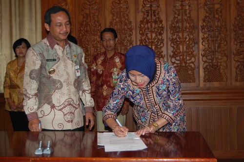 Direktur AKS IBu Kartini Smg Dra. Dyah Listyarini, S.H sedang menandatangani MoU disaksikan Walikota Semarang Drs. H. Soemarmo H.S., M.Si