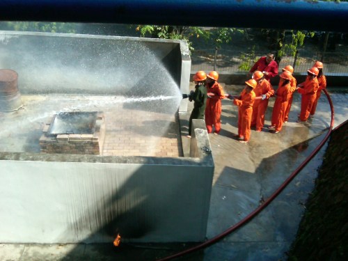 Mahasiswa AKS Ibu Kartini sedang mengikuti pelatihan pemadaman kebakaran di Growth Centre Kopertis WIlayah VI Jateng