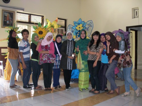 Direktur AKS Ibu Kartini Semarang foto bersama mahasiswa