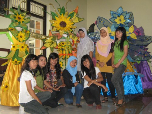 Mahasiswa Tata Busana semester II berpose dengan hasil karyanya