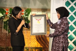 Direktur AKS menerima piagam rekor muri Direktur AKS Ibu Kartini Semarang menerima piagam dari MURI
