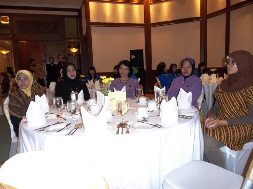 Dosen AKS Ibu Kartini sedang mengikuti Table Manner di Hotel Grand Candi Semarang Dosen AKS Ibu Kartini sedang mengikuti Table Manner di Hotel Grand Candi Semarang