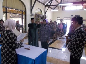 Pengambilan sumpah jabatan direktur AKS Ibu Kartini periode 2012-2016 Pengambilan sumpah jabatan direktur AKS Ibu Kartini periode 2012-2016
