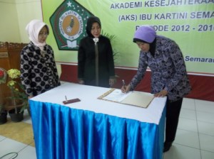 serah terima jabatan direktur AKS Ibu Kartini periode 2012 - 2016 serah terima jabatan direktur AKS Ibu Kartini periode 2012 - 2016
