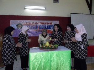 Potong Tumpeng oleh Ibu Hj. E.S. Ismail