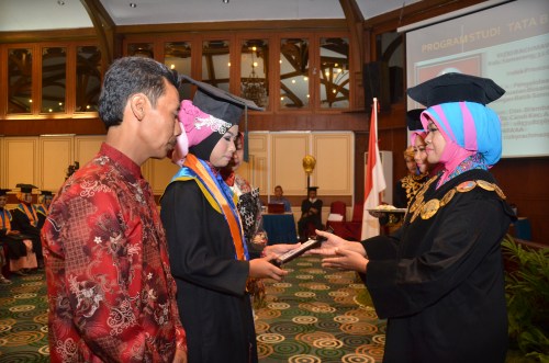 Rizki Rachmawati Peraih IPK tertinggi Wisuda XXV tahun  2014