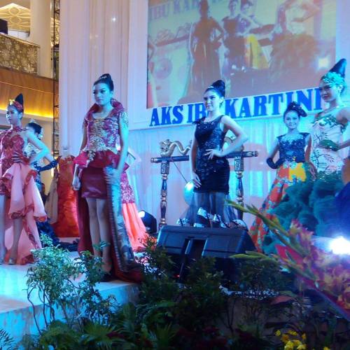 Peragaan busana hasil karya mahasiwa Tata Busana smt V