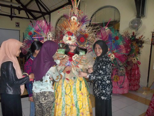 Salah satu calon peserta SNC sedang fitting baju di AKS Ibu Kartini