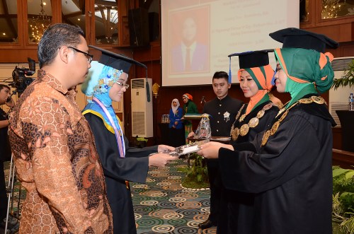 Warastri Prajwalita wisudawan terbaik dari Tata Rias