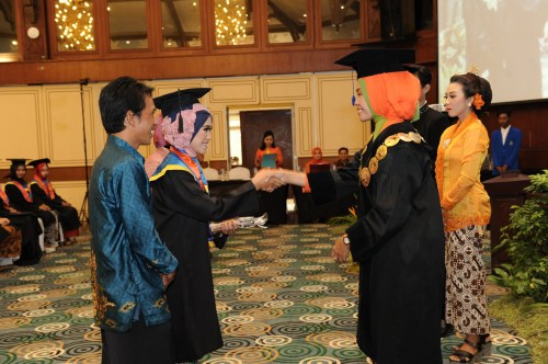 Wisudawan terbaik IKA PUTRI RAHAYU menerima penghargaan
